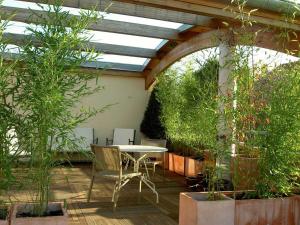 卡尚杜可多酒店的庭院配有桌椅和植物