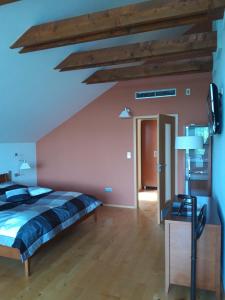 塞内奇Apartmány Puerto的一间卧室配有一张床,铺有木地板