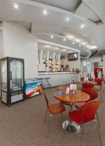 弗拉基米尔阿马克思左洛托科特索酒店 的一间带桌椅和台球桌的餐厅