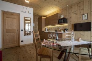 博尔米奥Baita Skianta的一间设有玻璃桌和椅子的用餐室