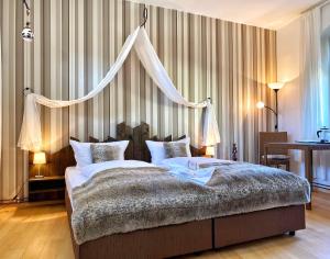 森夫滕贝格Hotel-Pension Mandy - Adults Only的一间卧室配有一张带天蓬的大床