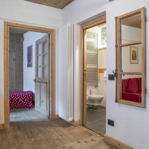 博尔米奥Baita Skianta的浴室设有卫生间、镜子和水槽
