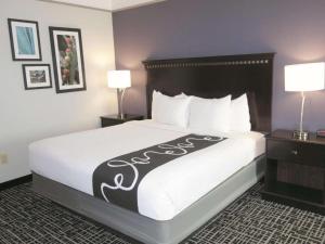 杜马杜马拉昆塔套房酒店的酒店客房,配有一张黑色和白色毯子床