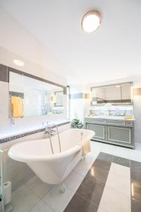尚托奈珀塞庄园酒店的带浴缸和盥洗盆的大浴室