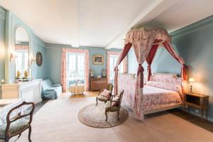 尚托奈珀塞庄园酒店的一间卧室配有一张四柱床和天蓬