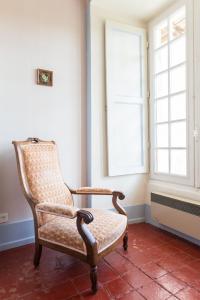尚托奈珀塞庄园酒店的椅子坐在带窗户的房间