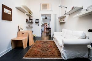 博洛尼亚Mars41 B&B的客厅配有白色沙发和地毯。