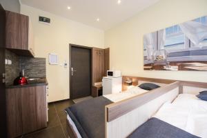 布拉迪斯拉发Apartments Danube的酒店客房带两张床和厨房