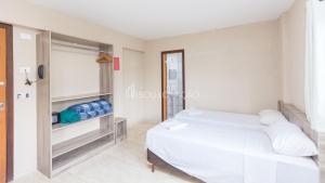 库里提巴Estúdios confortáveis com preços acessíveis totalmente mobiliados的卧室配有白色的床