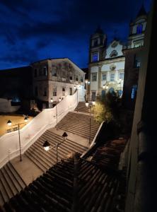 萨尔瓦多Pousada Bahia Pelô的夜晚在建筑物前面的楼梯