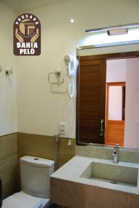 萨尔瓦多Pousada Bahia Pelô的一间带卫生间、水槽和镜子的浴室