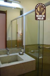 萨尔瓦多Pousada Bahia Pelô的浴室设有水槽和巴里巴酒吧的标志