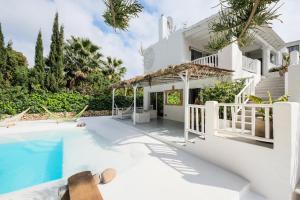 圣埃乌拉利亚Villa Clara Ibiza的游泳池别墅的图象