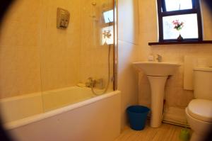 曼彻斯特毕奇菲斯旅馆的带浴缸、盥洗盆和卫生间的浴室