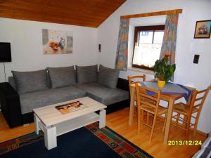 哈尔施塔特Apartment Silvia Cijan的客厅配有沙发和桌子