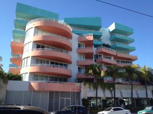 迈阿密海滩海洋广场梦想目的地酒店的旁边带阳台的建筑