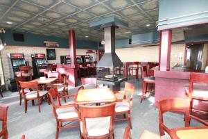 博纳旺蒂尔格朗普利汽车旅馆 的一间带桌椅的用餐室和一间餐厅