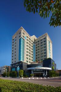 梧栖台中港酒店的街道上一座带蓝色窗户的大型建筑