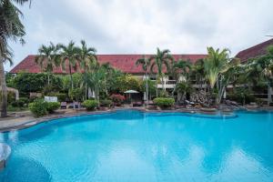 纳仲天Ban Nam Mao Resort的度假村前方的大型蓝色游泳池