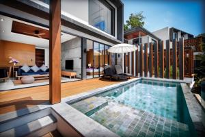 涛岛Jamahkiri Dive Resort & Spa的后院带游泳池的房子