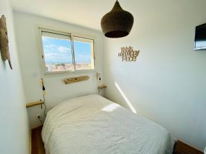 鲁西隆地区卡内"MER" Séjour détente tout confort, magnifique vue sur la mer的一间小卧室,配有床和窗户