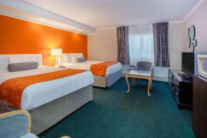 温莎温莎豪生国际酒店的酒店客房设有两张床和电视。