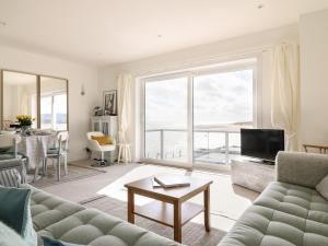埃克斯茅斯Sea Point的带沙发和大窗户的客厅