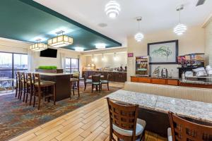 南本德拉金塔南岸旅馆及套房 的餐厅设有酒吧和带椅子的柜台