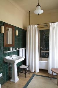 杜罗河畔瓦伦萨Quinta da Côrte的一间带水槽、浴缸和淋浴的浴室