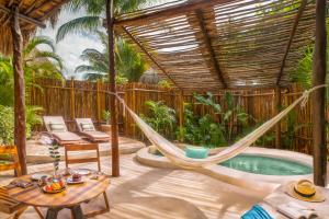 普拉亚卡门Viceroy Riviera Maya, a Luxury Villa Resort的天井中央的吊床,带游泳池