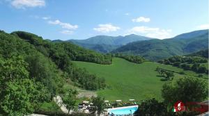 乌尔巴尼亚Guest house Agriturismo i Conti CIR 16277的享有山谷、游泳池和山脉的景色