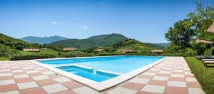 乌尔巴尼亚Guest house Agriturismo i Conti CIR 16277的一座山地游泳池
