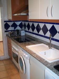 维拉Al Andalus Resort的厨房配有水槽和洗衣机