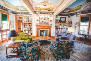 曼蒂奥Roanoke Island Inn的客厅配有椅子和壁炉