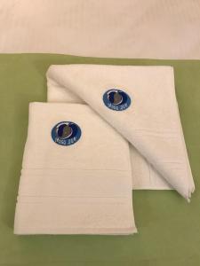 格拉瓦塔斯MOBI DICK Family Hotel的白色餐巾纸上贴着两个蓝色徽章