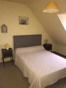 普尔德勒济克普尔德勒齐克拉伦度假屋的卧室配有白色的床和2个床头柜