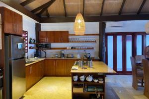 Private Oceanfront Fijian Villa Sleeps 8的厨房或小厨房