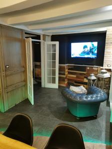 比耶拉Sweet home San Filippo Industry Style in centro città的带沙发和电视的客厅