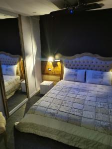 比耶拉Sweet home San Filippo Industry Style in centro città的一间卧室配有一张大床和镜子