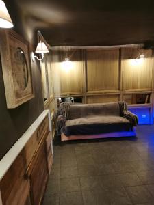 比耶拉Sweet home San Filippo Industry Style in centro città的卧室配有一张床