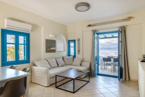皮索利瓦迪SPLASH with amazing Sea Views in Piso Livadi的客厅配有沙发和桌子