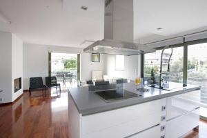 雅典Voula, A modern, minimal and stylish, apartment的厨房配有水槽和炉灶