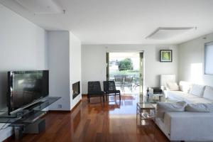 雅典Voula, A modern, minimal and stylish, apartment的客厅配有白色沙发和电视
