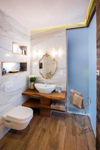 格丁尼亚Apartament Angel的一间带水槽、卫生间和镜子的浴室