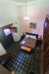 格拉纳达领事之家酒店的卧室享有上方的景致,配有1张床