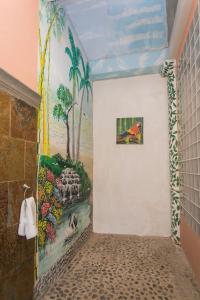 格拉纳达领事之家酒店的浴室墙上有绘画作品