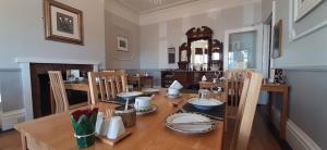 尚克林布鲁克之家酒店的一间带木桌和椅子的用餐室