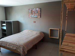 贾拉普Posada Loreto Xalapa的一间小卧室,配有一张床和镜子