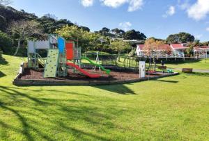 Russell Top 10 Holiday Villas的儿童游玩区
