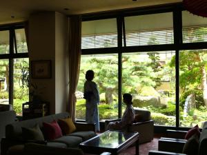 千曲市上山田酒店的两个人站在客厅,眺望窗外